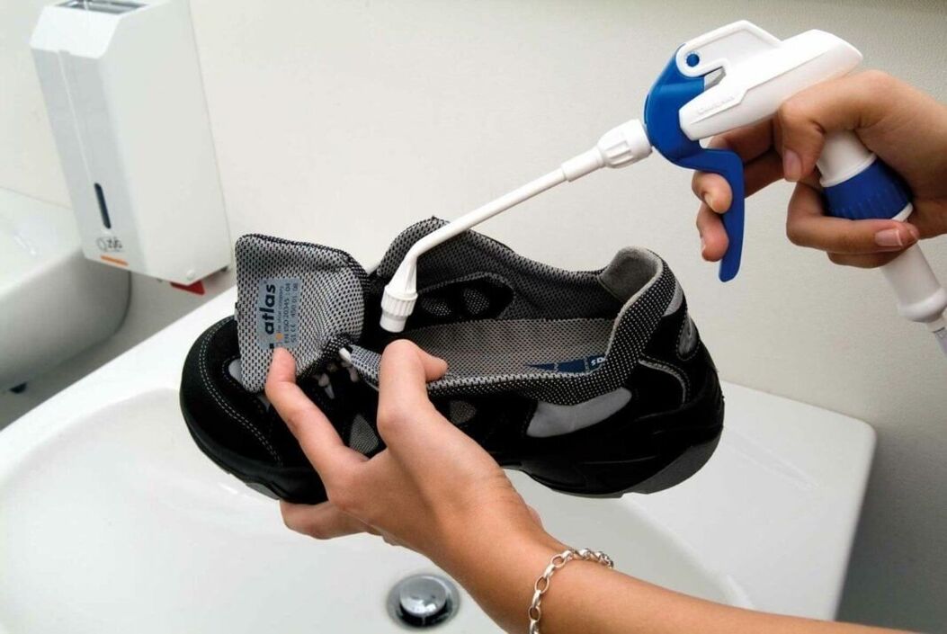 limpar zapatos con fungos mediante un dispositivo